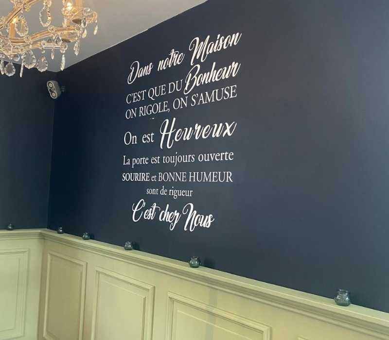 Zwart menu met het elegante logo van La Bonne Vie, gepresenteerd op een strak gedekte tafel.